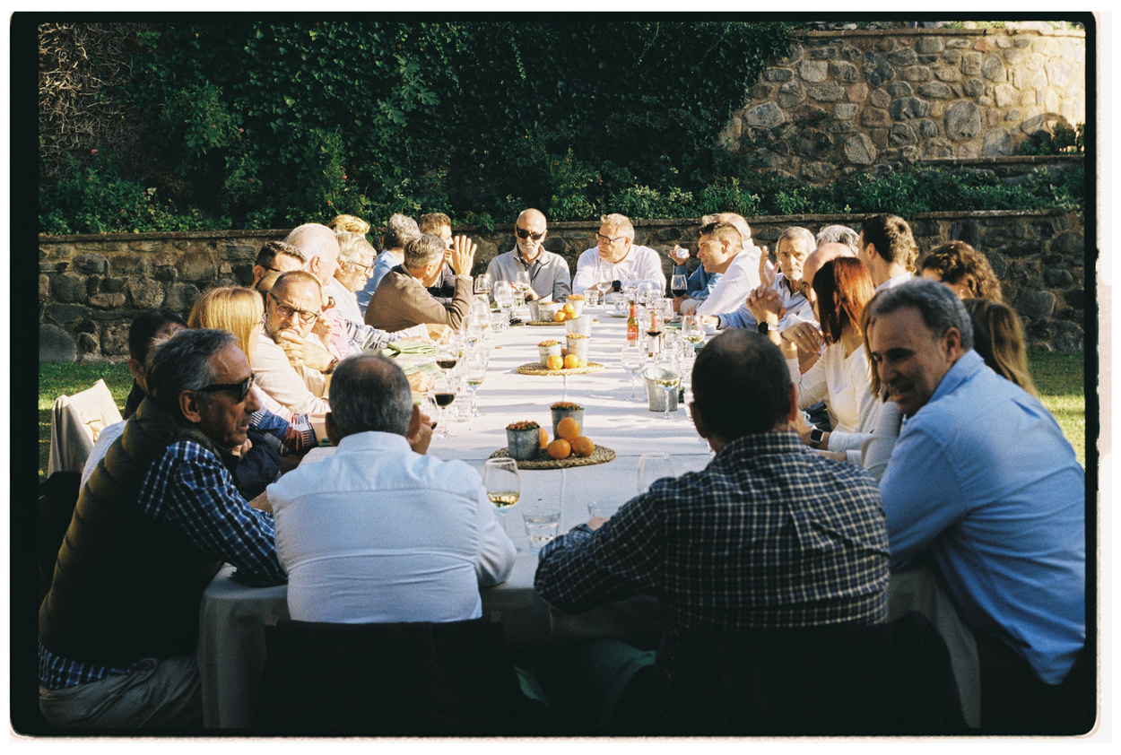 Conversación alrededor de una mesa, fotografía analógica