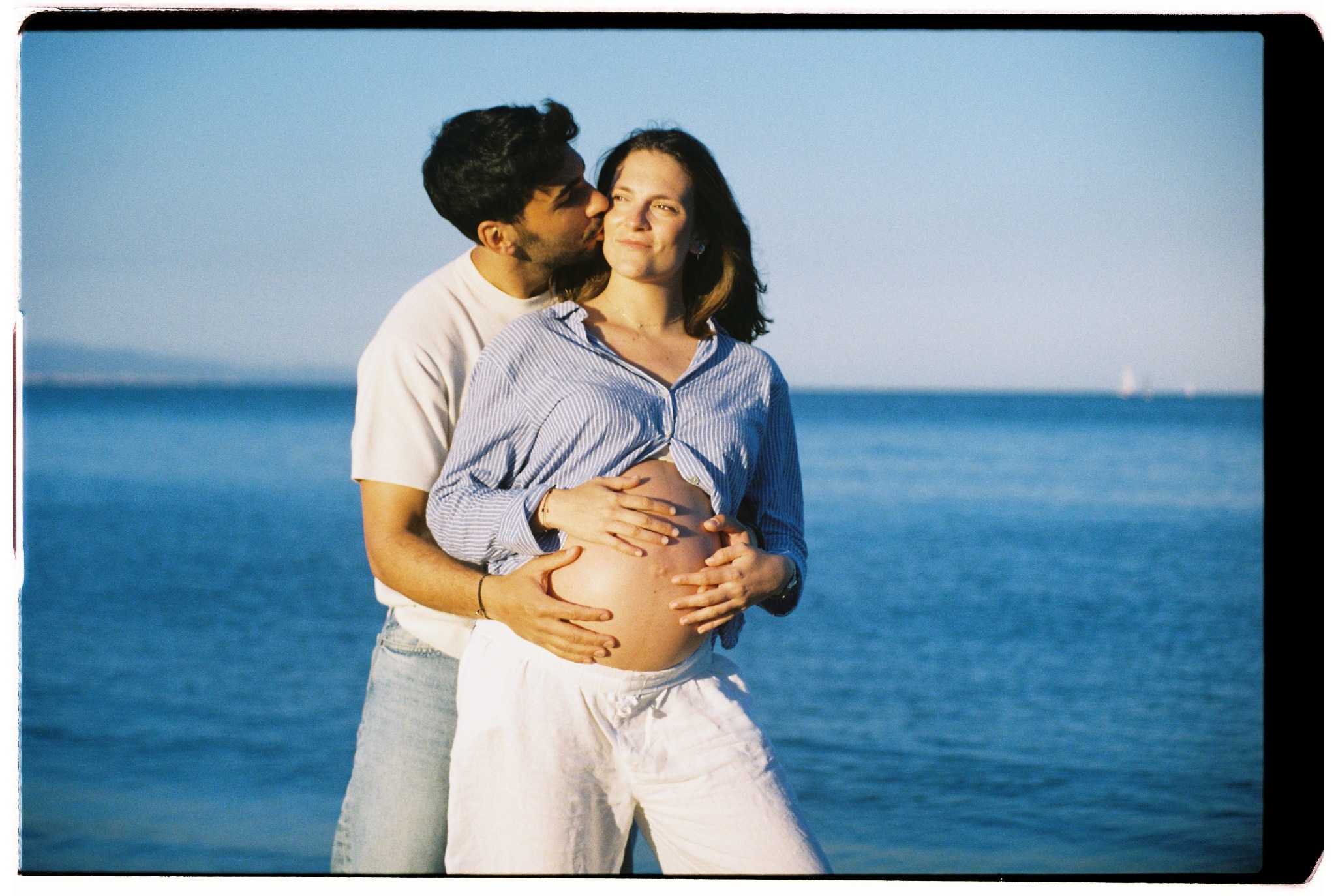 Pareja en una fotografía analógica