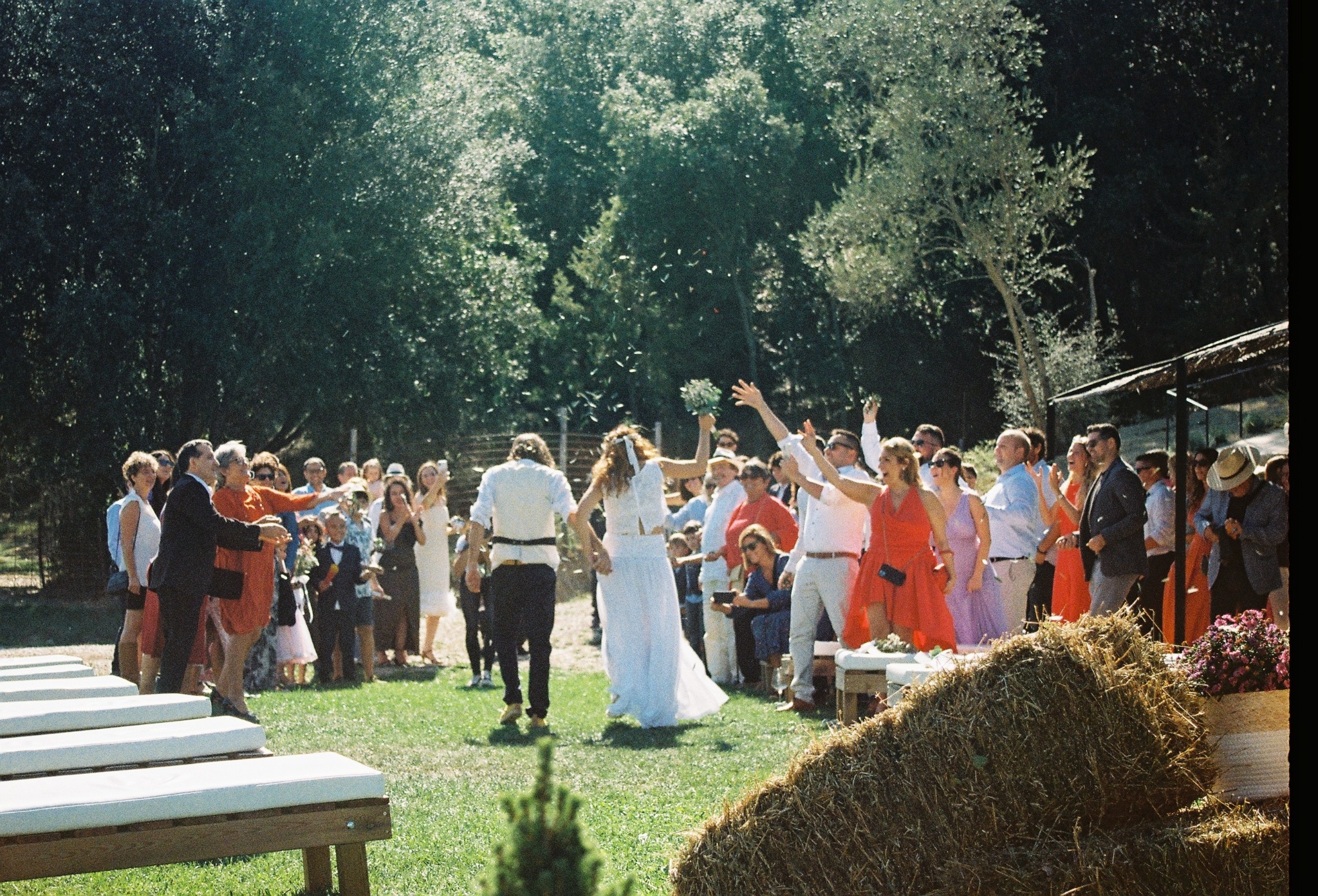Celebración de boda al aire libre, fotografía analógica